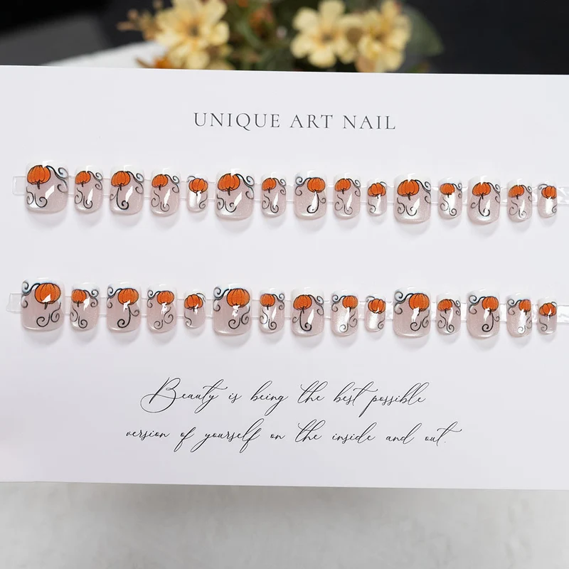 Festliche Kürbis-themed Nail Art
