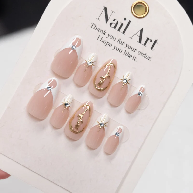 Elegante Stiletto Press-On Nägel mit künstlerischem Design