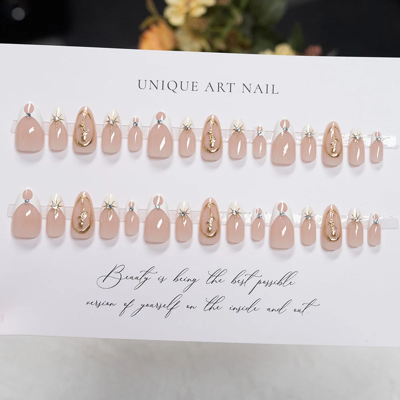 Elegante Stiletto Press-On Nägel mit künstlerischem Design