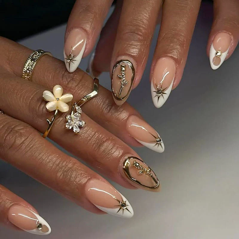 Elegante Stiletto Press-On Nägel mit künstlerischem Design