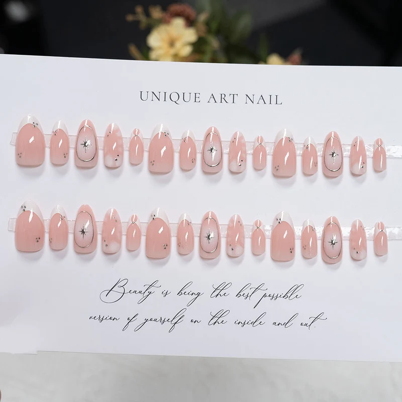 Elegante Stiletto Press-On Nägel mit künstlerischem Design
