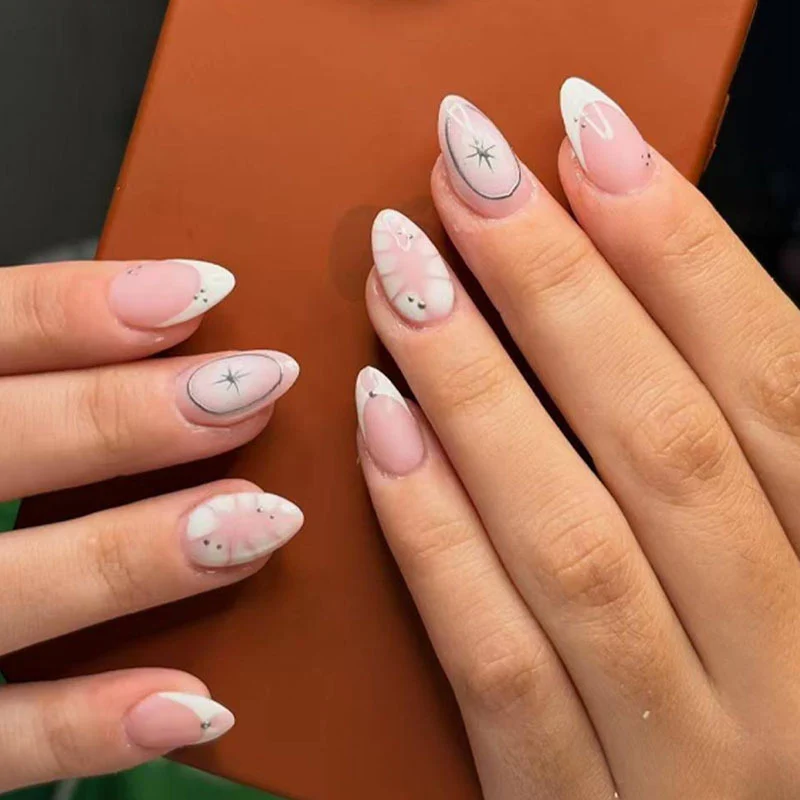Elegante Stiletto Press-On Nägel mit künstlerischem Design