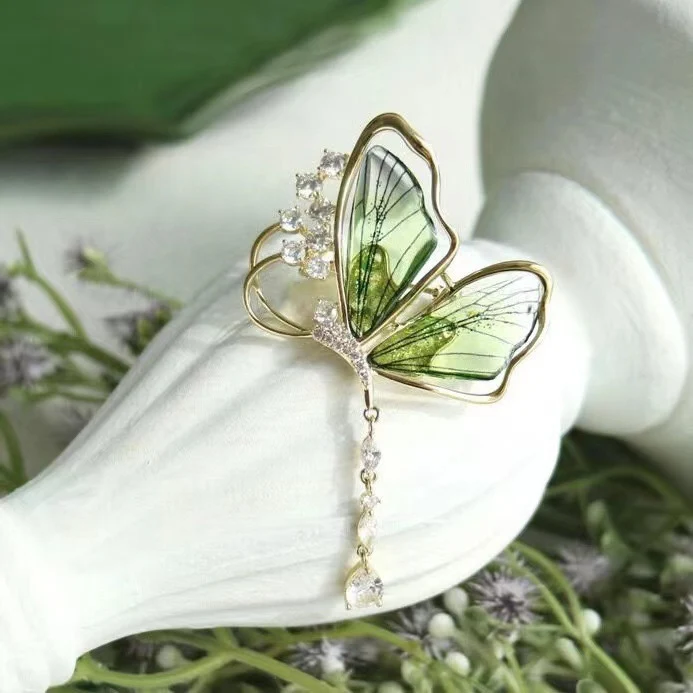 Exquisite Schmetterlingsbrosche mit Glitzersteinen Karnz