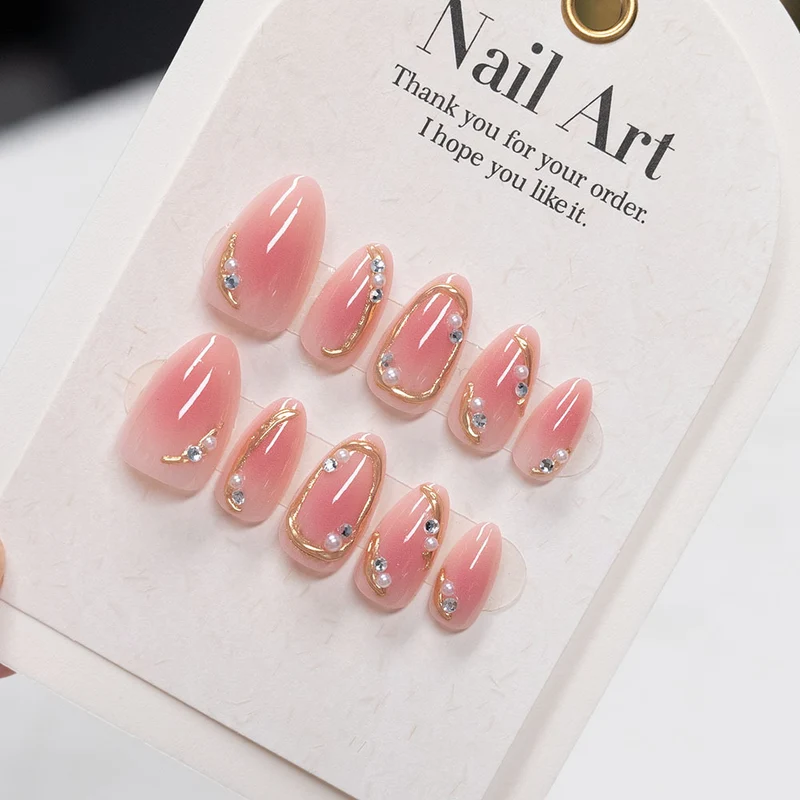 Glamouröse Perlenverzierte Nagelkunst