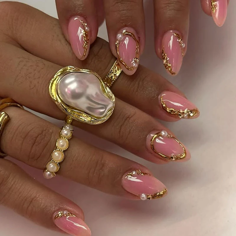 Glamouröse Perlenverzierte Nagelkunst