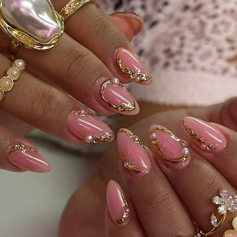 Glamouröse Perlenverzierte Nagelkunst