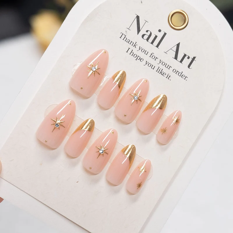Elegante von Sternen akzentuierte Press-On Nagelkunst