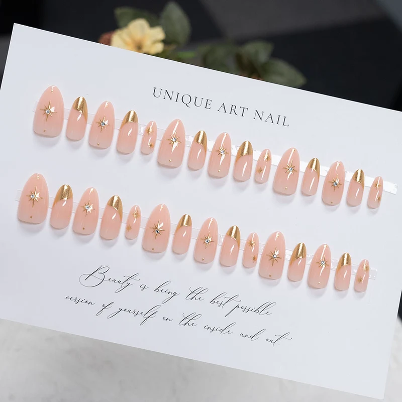 Elegante von Sternen akzentuierte Press-On Nagelkunst