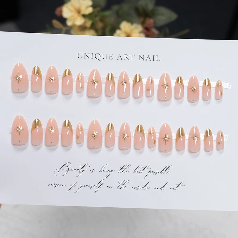 Elegante von Sternen akzentuierte Press-On Nagelkunst