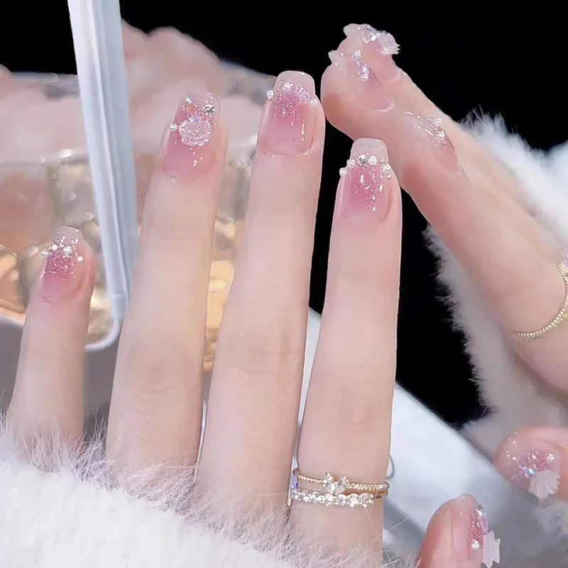 Elegante Strass-Nagelkunst