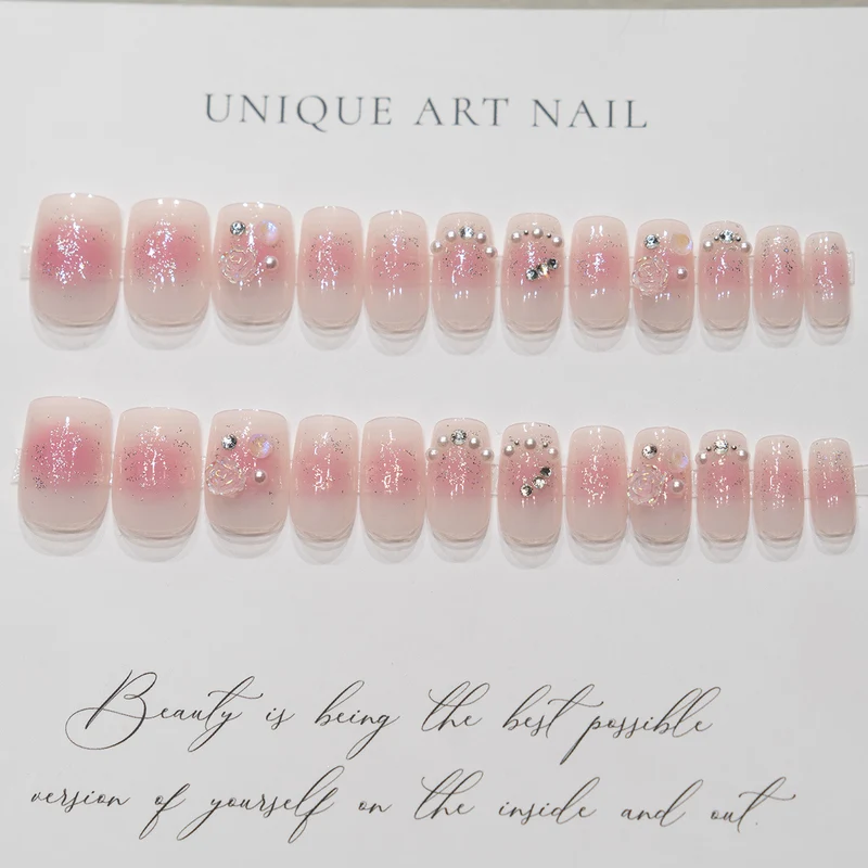 Elegante Strass-Nagelkunst