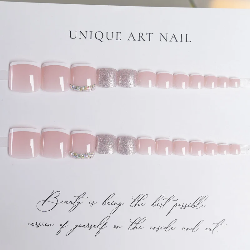 Elegante, mit Strass verzierte Fußnagelkunst