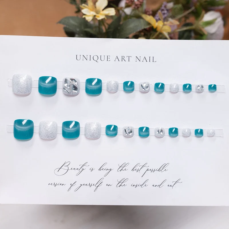 Elegante mit Strass dekorierte Pediküre Nagelkunst