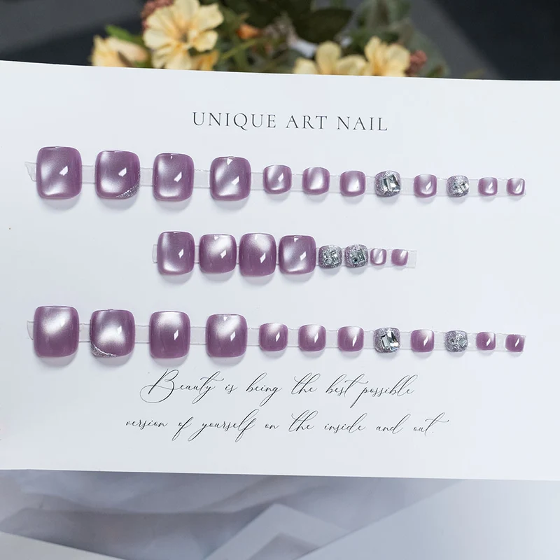 Elegante Pediküre-Nagelkunst mit Strassakzenten