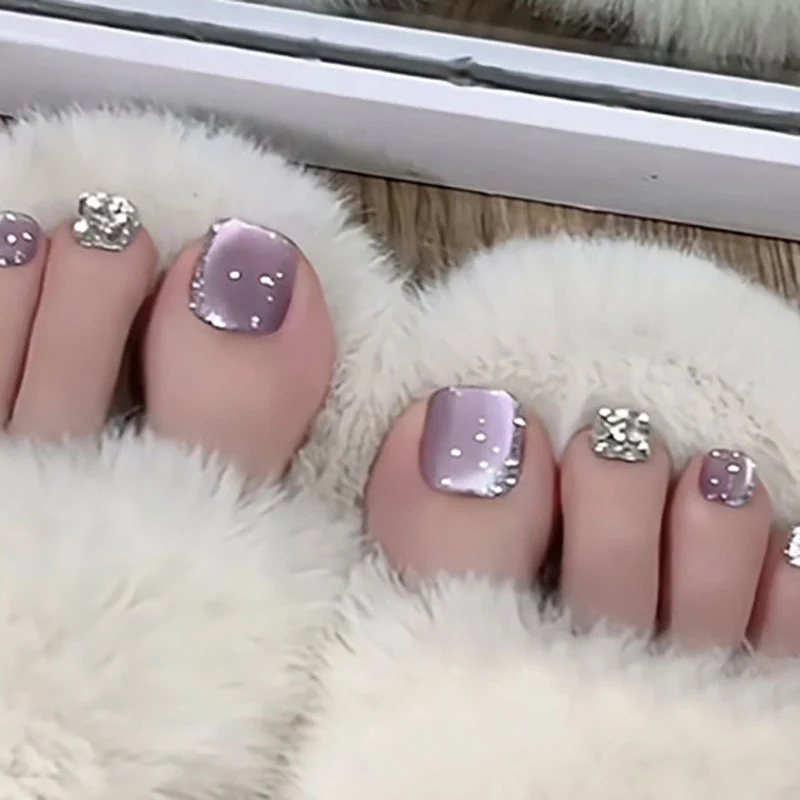 Elegante Pediküre-Nagelkunst mit Strassakzenten