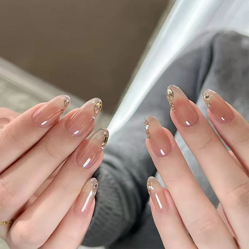 Elegante Stiletto-Press-On-Nägel mit Strassakzenten