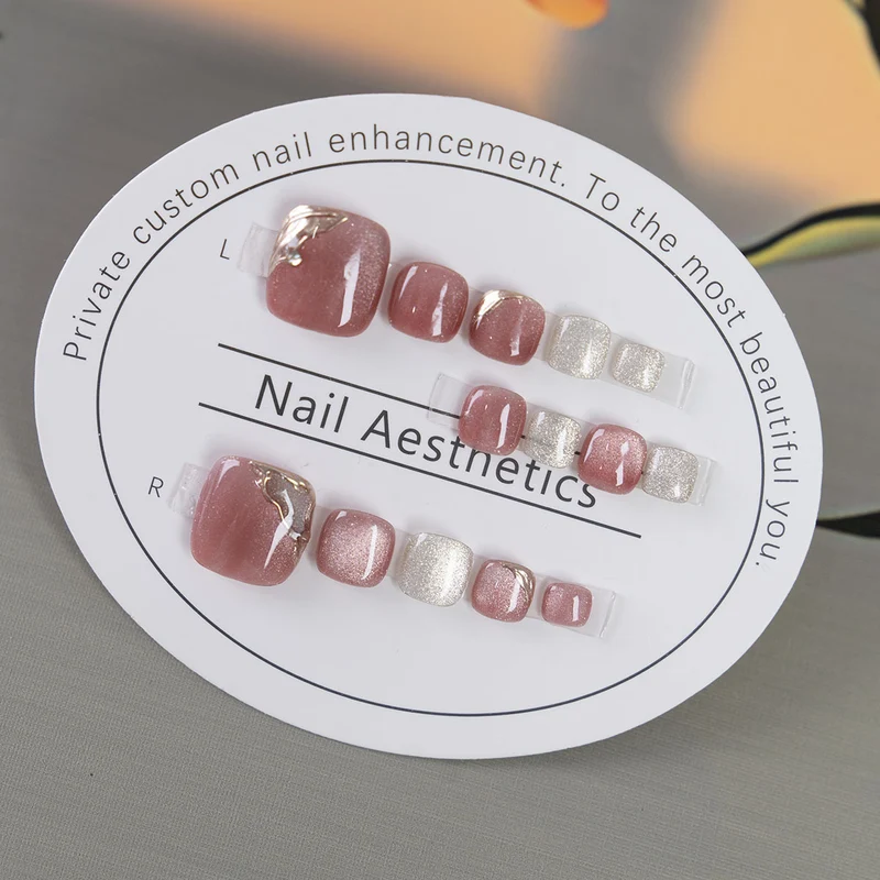 Elegante Press-On Zehennägel mit metallischen Akzenten