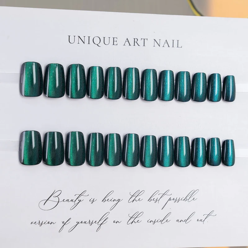 Elegantes Druck-Nagelset mit schimmerndem Finish