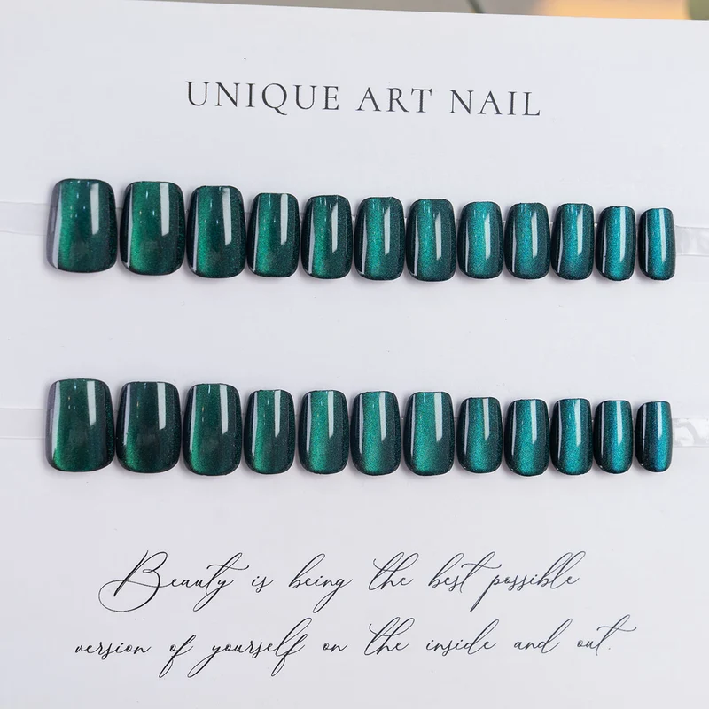 Elegantes Druck-Nagelset mit schimmerndem Finish