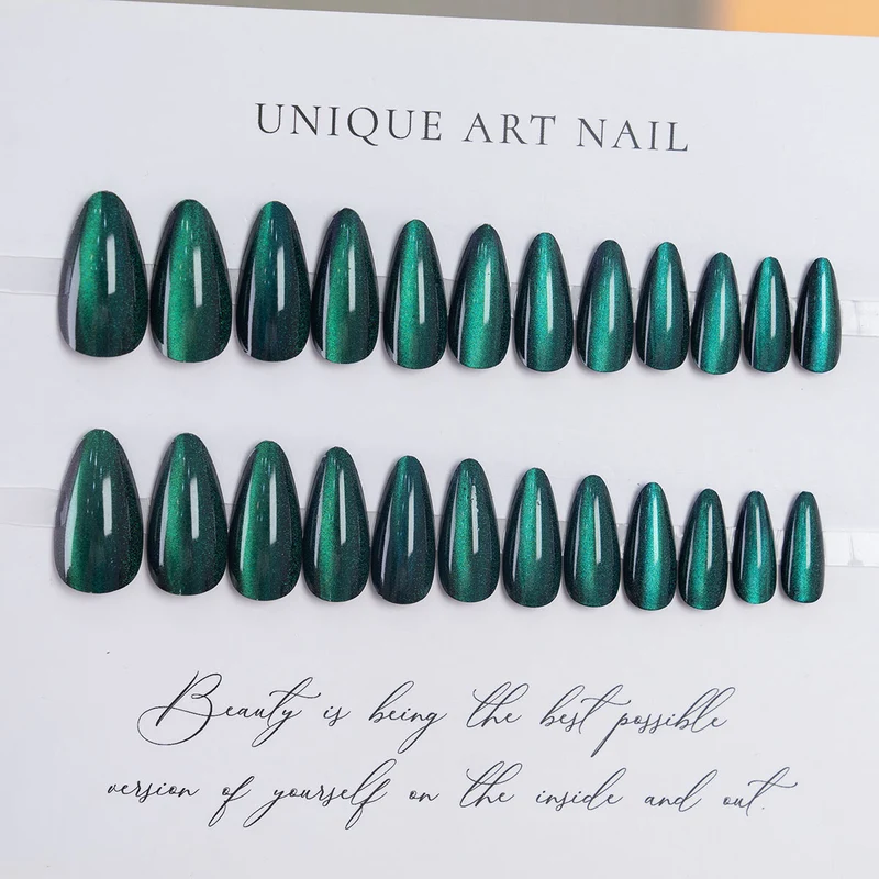 Elegantes Druck-Nagelset mit schimmerndem Finish