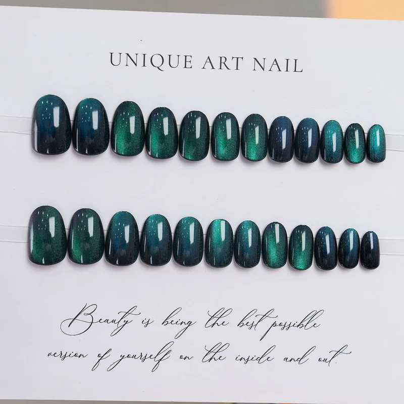 Elegantes Druck-Nagelset mit schimmerndem Finish