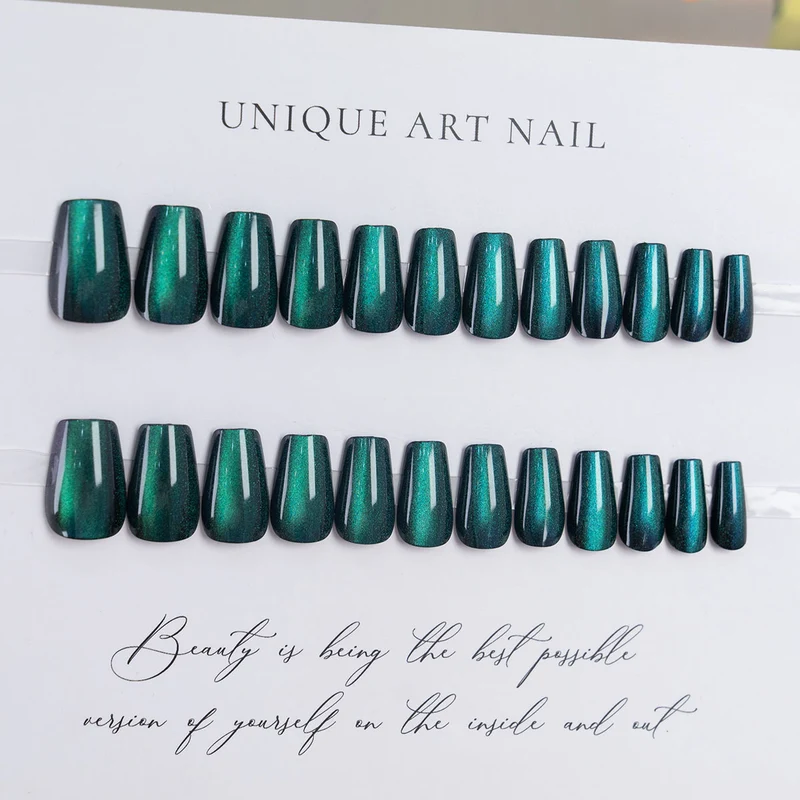 Elegantes Druck-Nagelset mit schimmerndem Finish