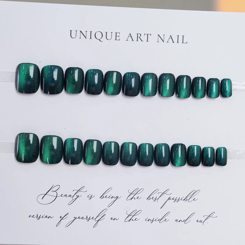 Elegantes Druck-Nagelset mit schimmerndem Finish