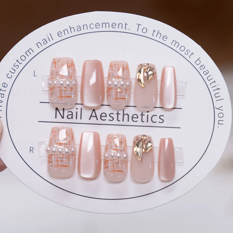 Elegantes Press-On-Nagelset mit Perlen- und Goldakzenten