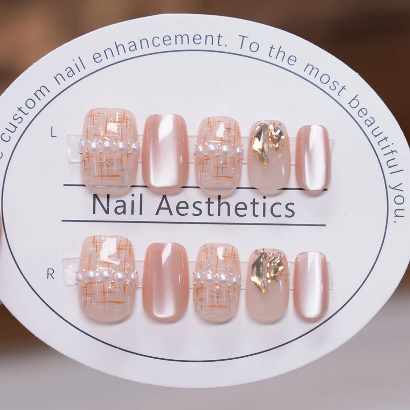 Elegantes Press-On-Nagelset mit Perlen- und Goldakzenten