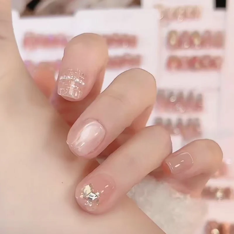 Elegantes Press-On-Nagelset mit Perlen- und Goldakzenten