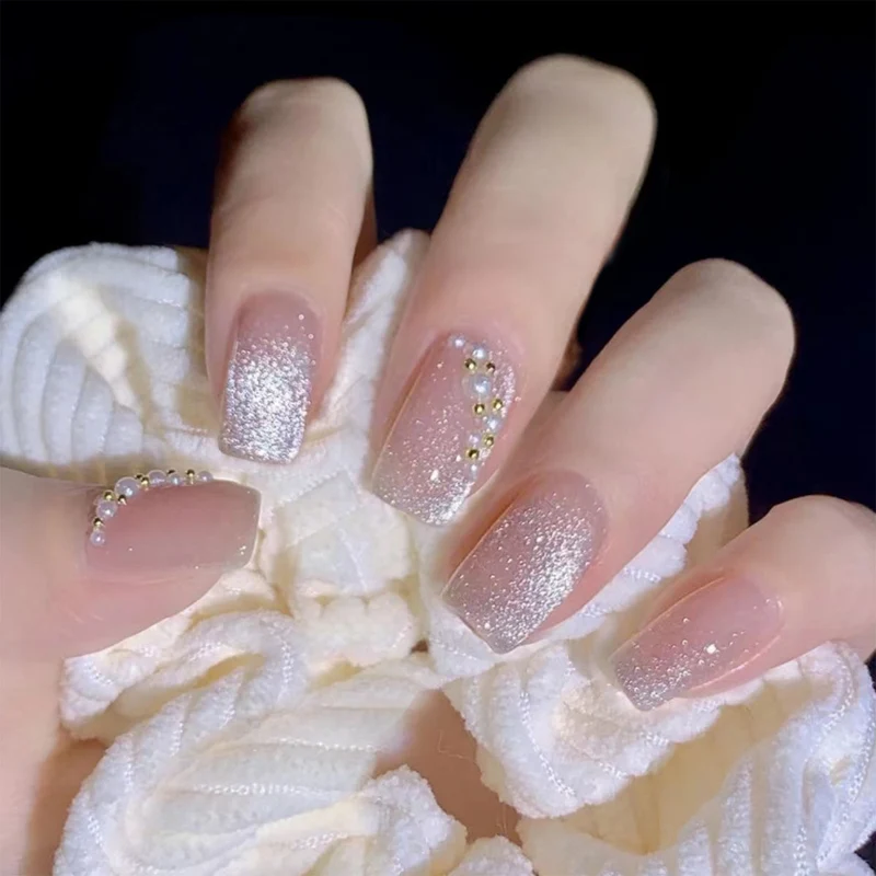 Elegantes Press-On-Nagelset mit Perlenakzenten