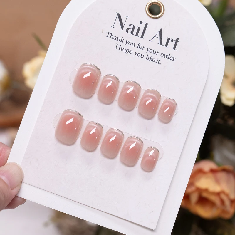 Elegantes Press-On-Nagelset mit Nude-Ombre-Finish