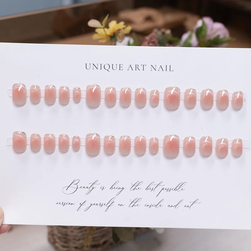 Elegantes Press-On-Nagelset mit Nude-Ombre-Finish