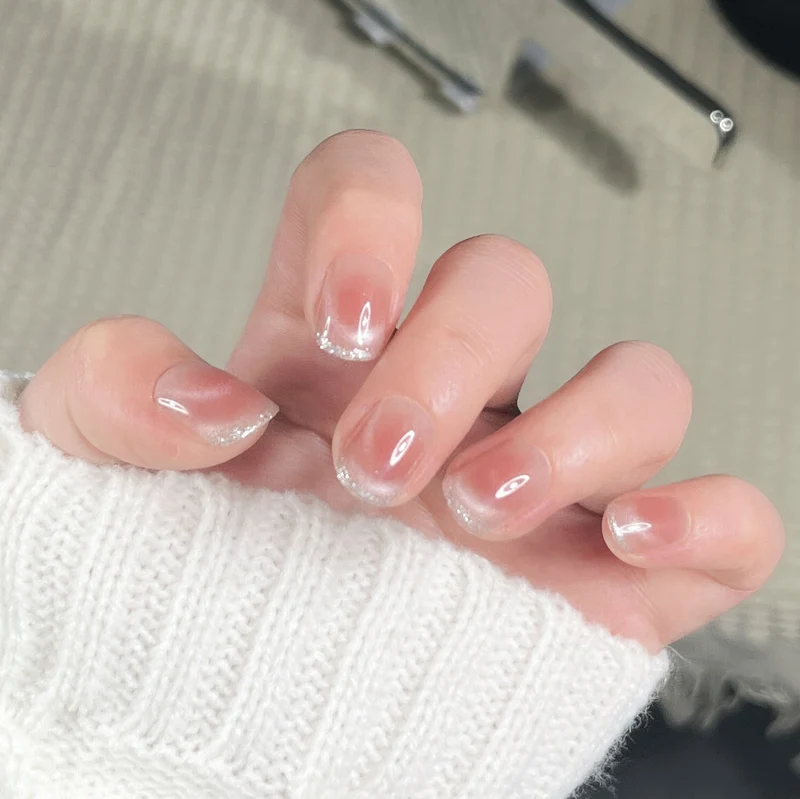 Elegantes Press-On-Nagelset mit natürlichem glänzendem Finish