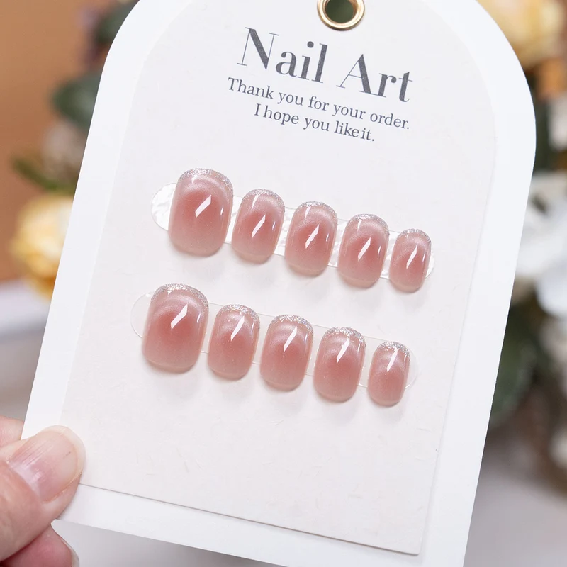 Elegantes Press-On-Nagelset mit natürlichem glänzendem Finish