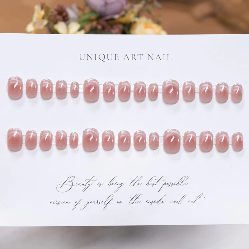 Elegantes Press-On-Nagelset mit natürlichem glänzendem Finish