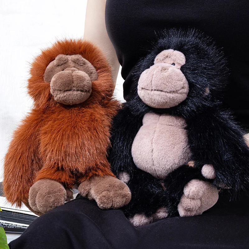 Plüsch sitzender Gorilla Spielzeug mit langem Kunstfell und weichem Füllmaterial Karnz
