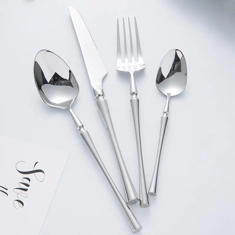 Klassisches Edelstahl-Set mit eleganten Griffen