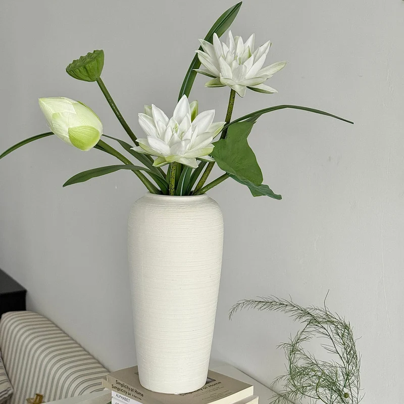Hohe matte Keramik konisch dekorative Vase mit engem Mund und strukturiertem geripptem Oberfläche