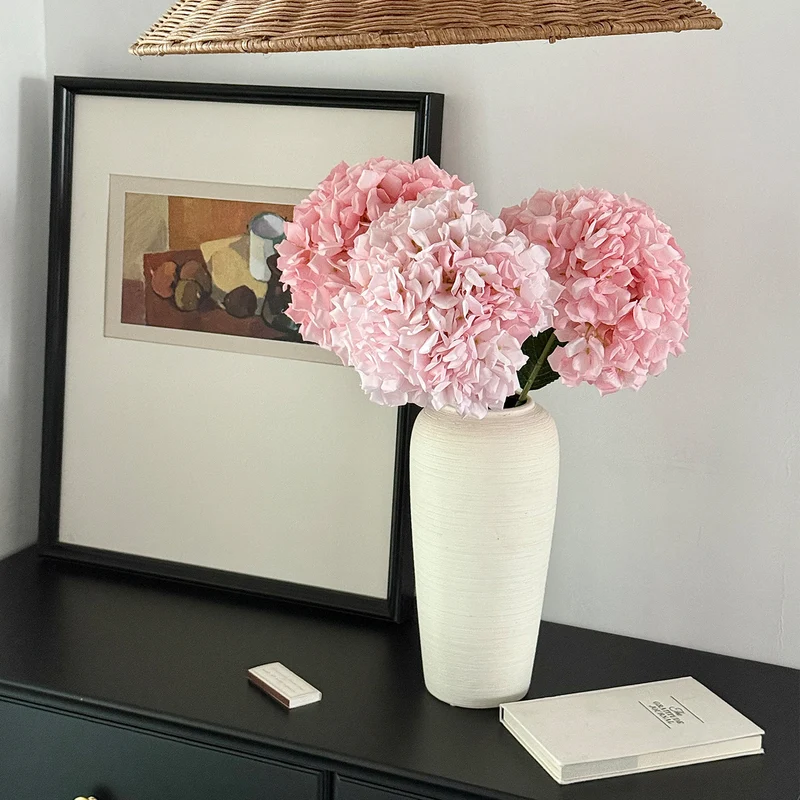 Hohe matte Keramik konisch dekorative Vase mit engem Mund und strukturiertem geripptem Oberfläche