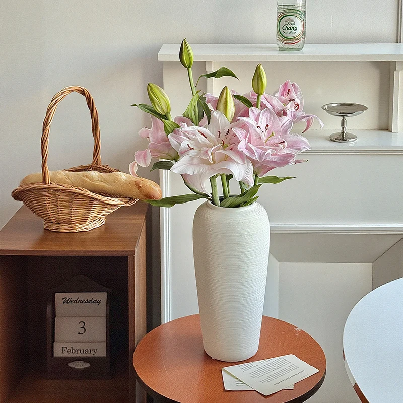Hohe matte Keramik konisch dekorative Vase mit engem Mund und strukturiertem geripptem Oberfläche