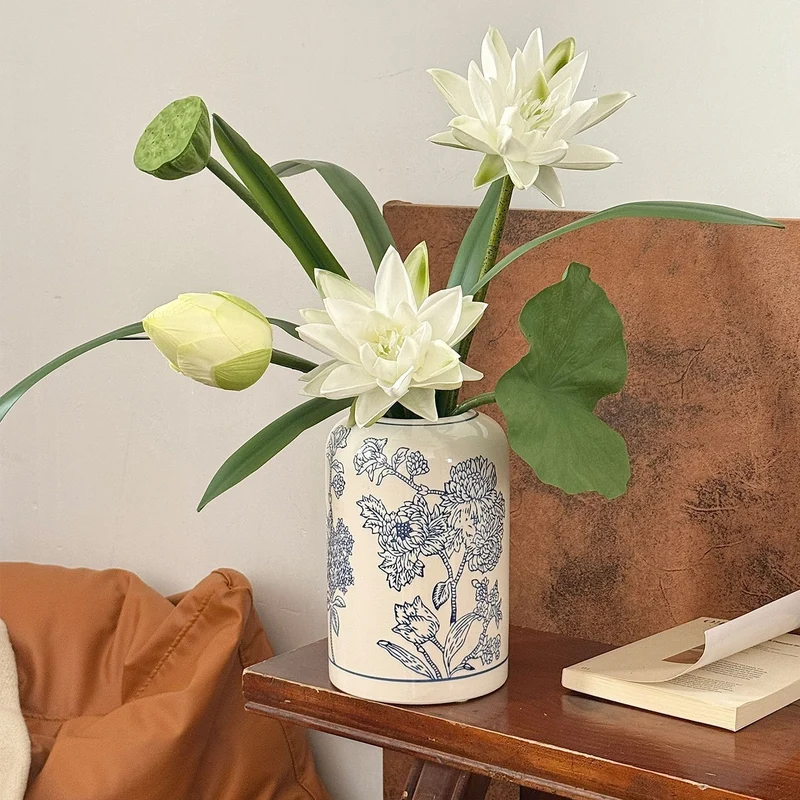 Schlanker zylindrischer Porzellan-Einzelstiel-Blumenvasen mit schmalem Mund und botanischem Transferdruck