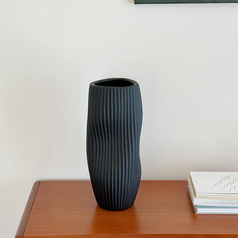 Skulptural hohe gerippte matte Keramik-Bud-Vase mit organischem S-Kurven-Profil