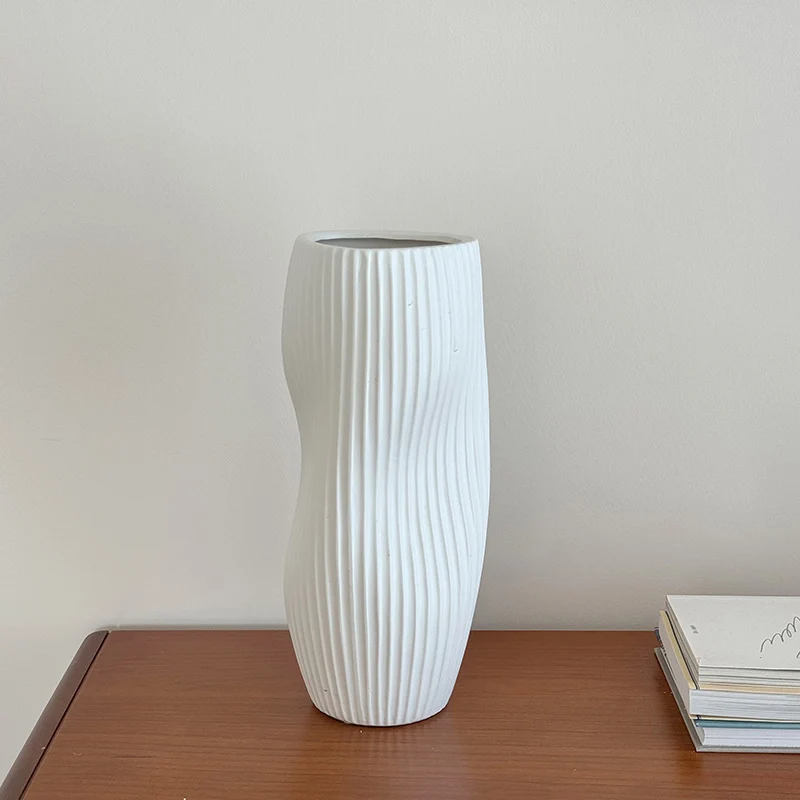 Skulptural hohe gerippte matte Keramik-Bud-Vase mit organischem S-Kurven-Profil