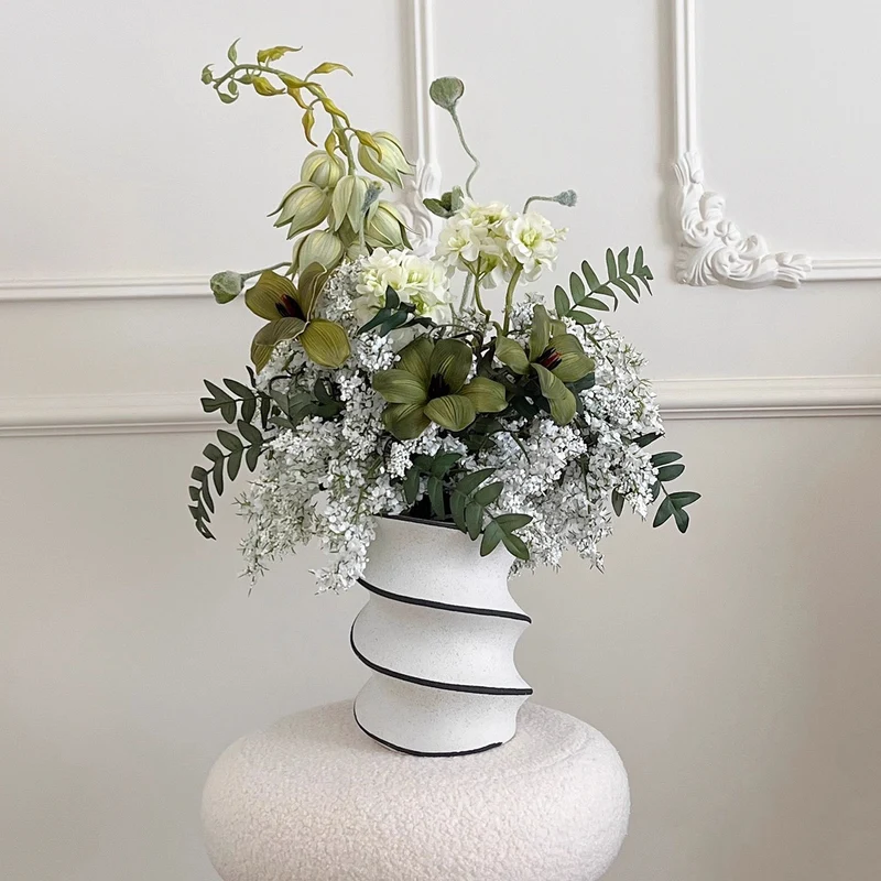 Skulpturale Spiral-Keramik-Tablettvase mit schmalem Mund