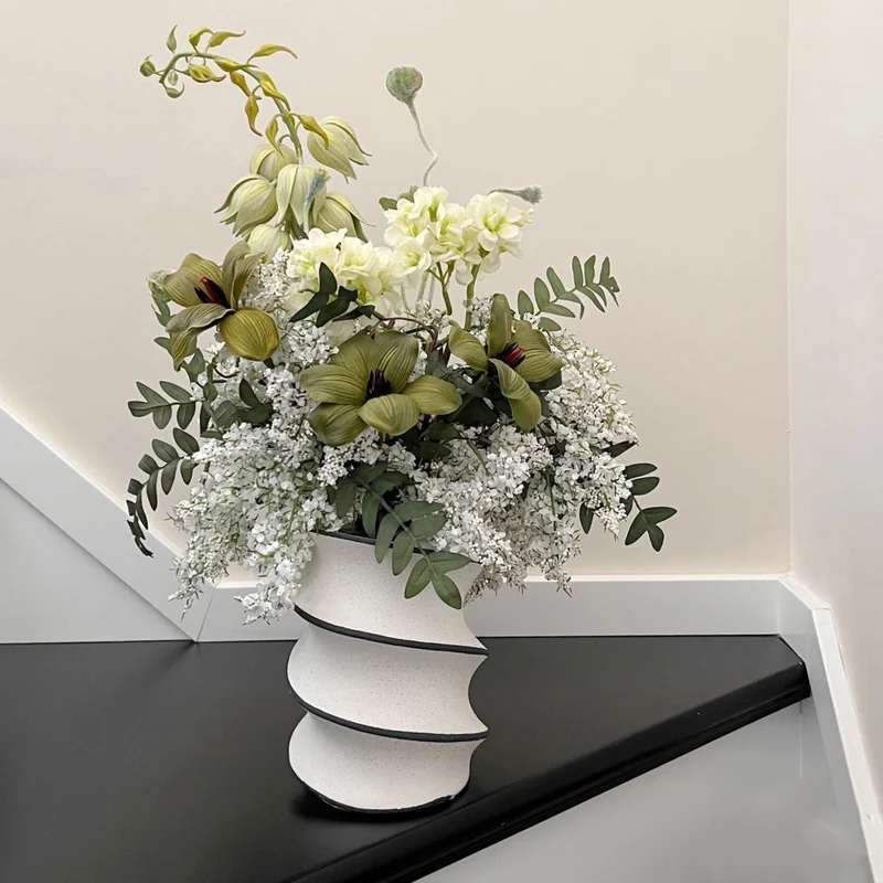 Skulpturale Spiral-Keramik-Tablettvase mit schmalem Mund