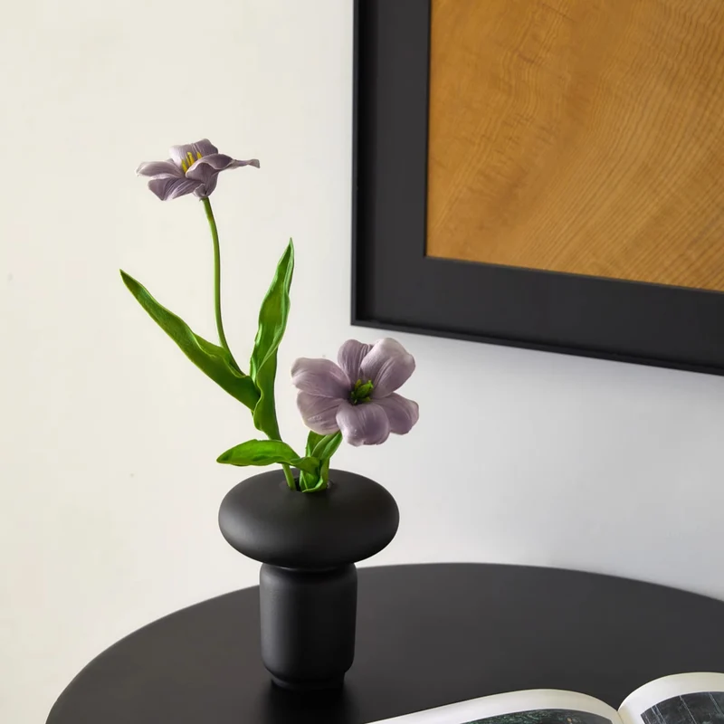Skulpturale pilzförmige matte Keramiktischvase mit Fußbasis