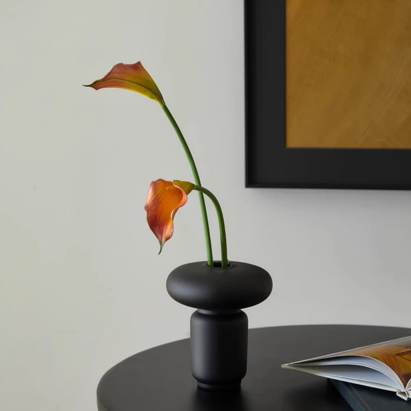 Skulpturale pilzförmige matte Keramiktischvase mit Fußbasis