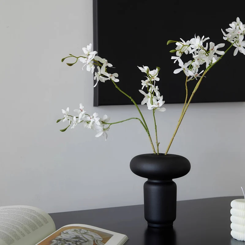 Skulpturale pilzförmige matte Keramiktischvase mit Fußbasis
