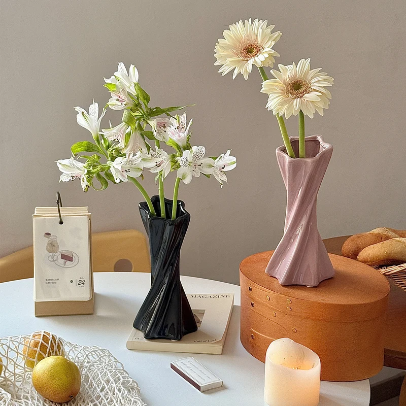 Verdrehte skulpturale Keramik-Bud-Vase mit schmaler sternförmiger Öffnung